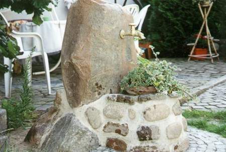 Wasseranschluss im Stein